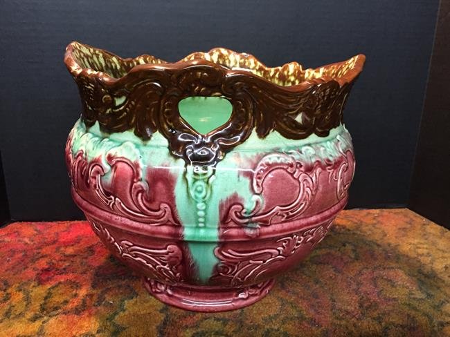 Large Majolica Jardinaire: Very good condition.
