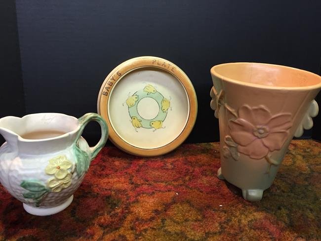 Roseville Duck Baby Dish & Weller (1 of 2)