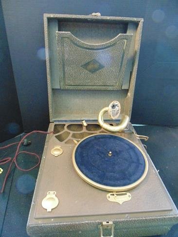 Suitcase Phonograph (1 of 2)