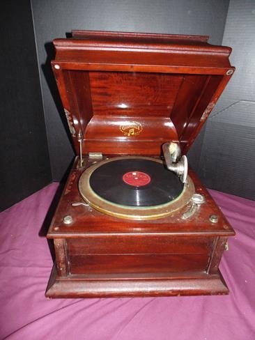 Columbia Graphonola Phonograph (1 of 3)