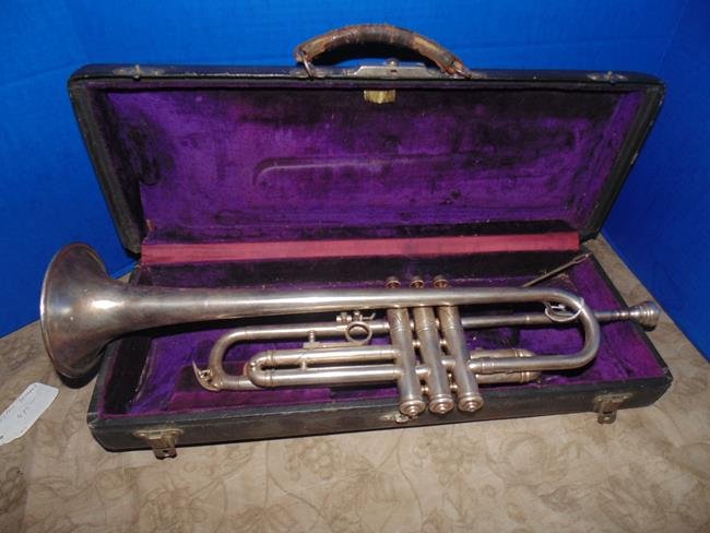 Holton Trumpet: Silver metal trumpet in case.
