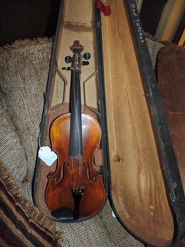 Violin & Case (1 of 2)