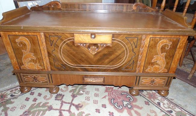 Vintage Cedar Chest (1 of 3)