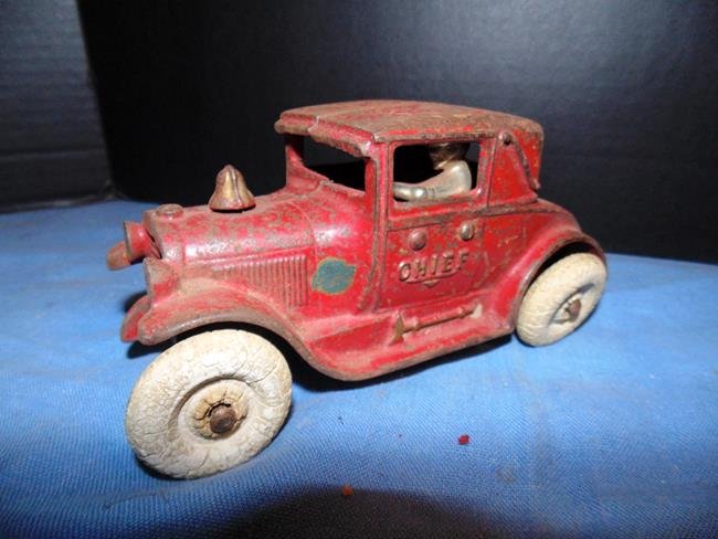 Arcade Chief Cast Iron Car (1 of 3)