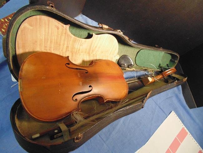 Violin: Violin in case with bow. As is needs repair.