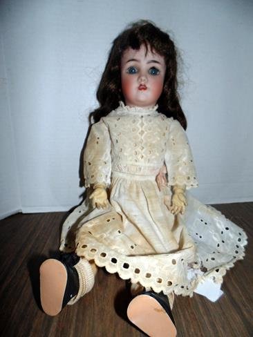 Simon & Halbig  Doll (1 of 2)