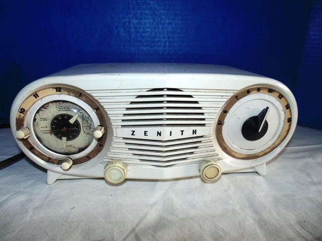 Zenith Radio: Vintage Zenith radio with double dial. Working.