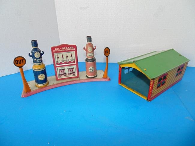Tin Litho Marx Gas Pumps & Chein Garage (1 of 1)