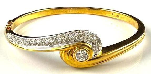 18k Yellow Gold Bracelet with Diamond Center and Small Diamonds