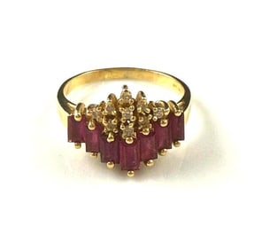 14k Yellow Gold Ring with Ruby's and Diamond Melees