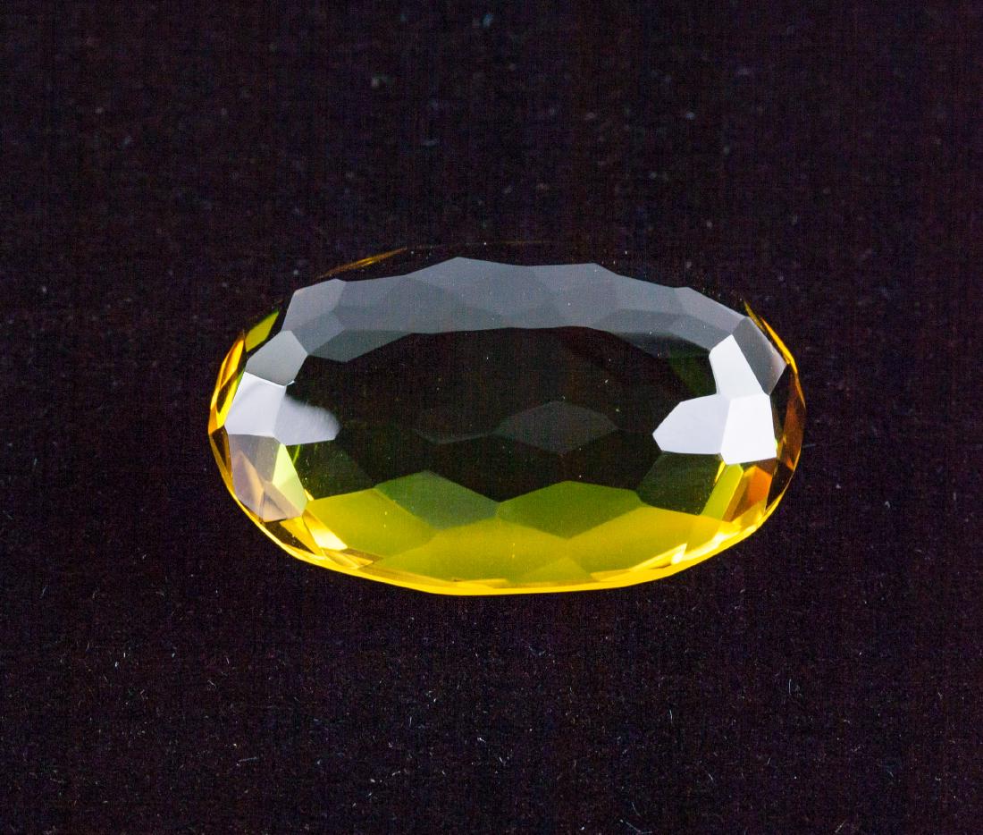 76.50ct Dual Colour Oval Cut Alexandrite: Dual colour alexandrite; oval cut; 76.50ct; Brazilian loose gemstone B-5814; 34 mm x 23 mm x 12 mm