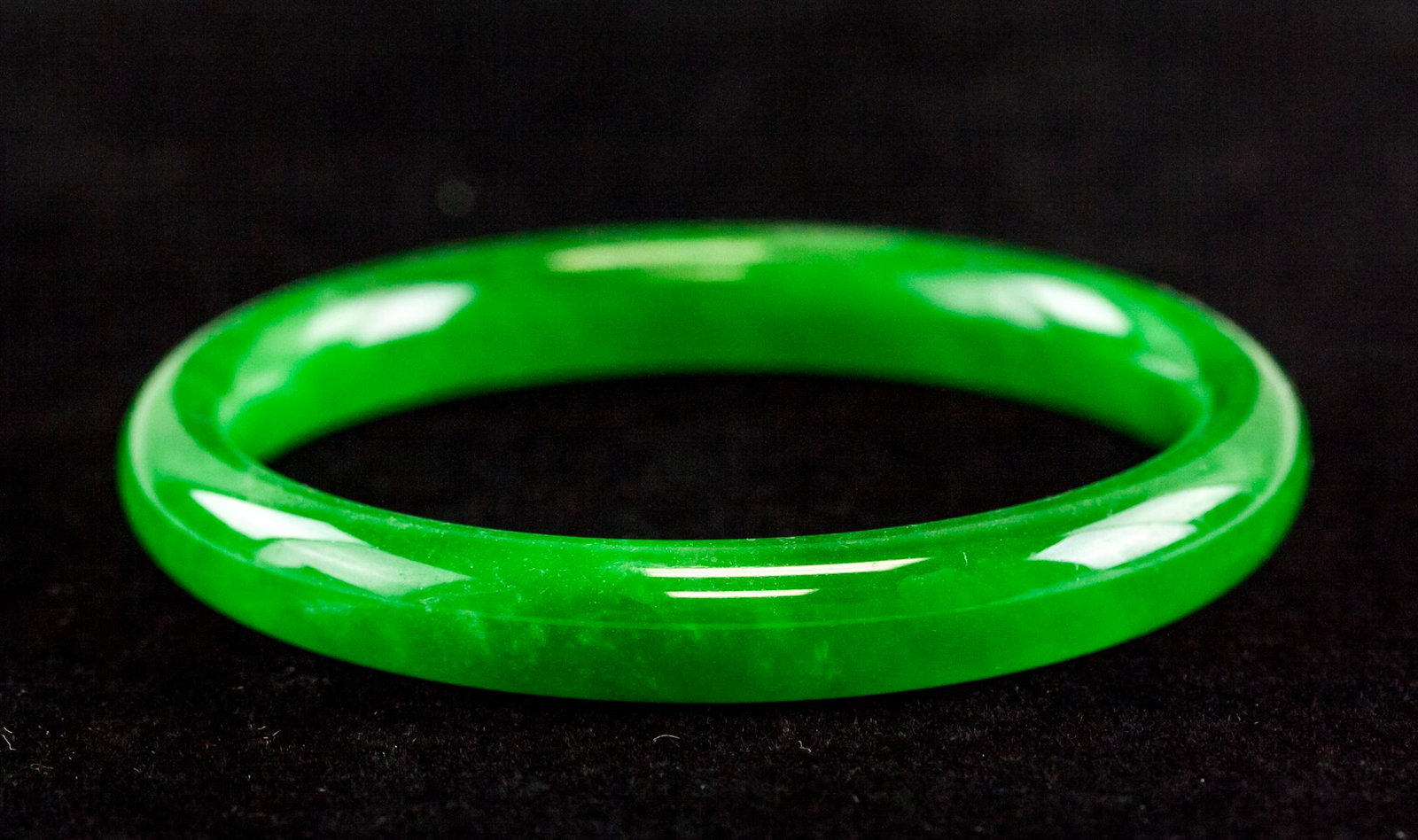 Burma Green Jadeite Carved Bangle: Burma green jadeite carved bangle. Of round outside and inside. Of apple green tone. Inner Diameter: 6cm, Outer Diameter: 7.5cm, 41.22 grams, Density: 3.28