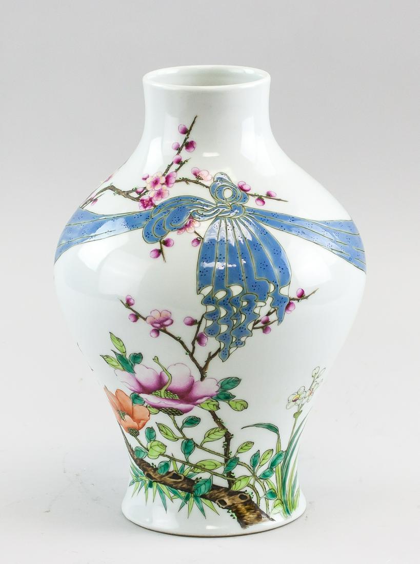 Chinese Famille Rose Porcelain Vase Jiaqing Mark (1 of 4)