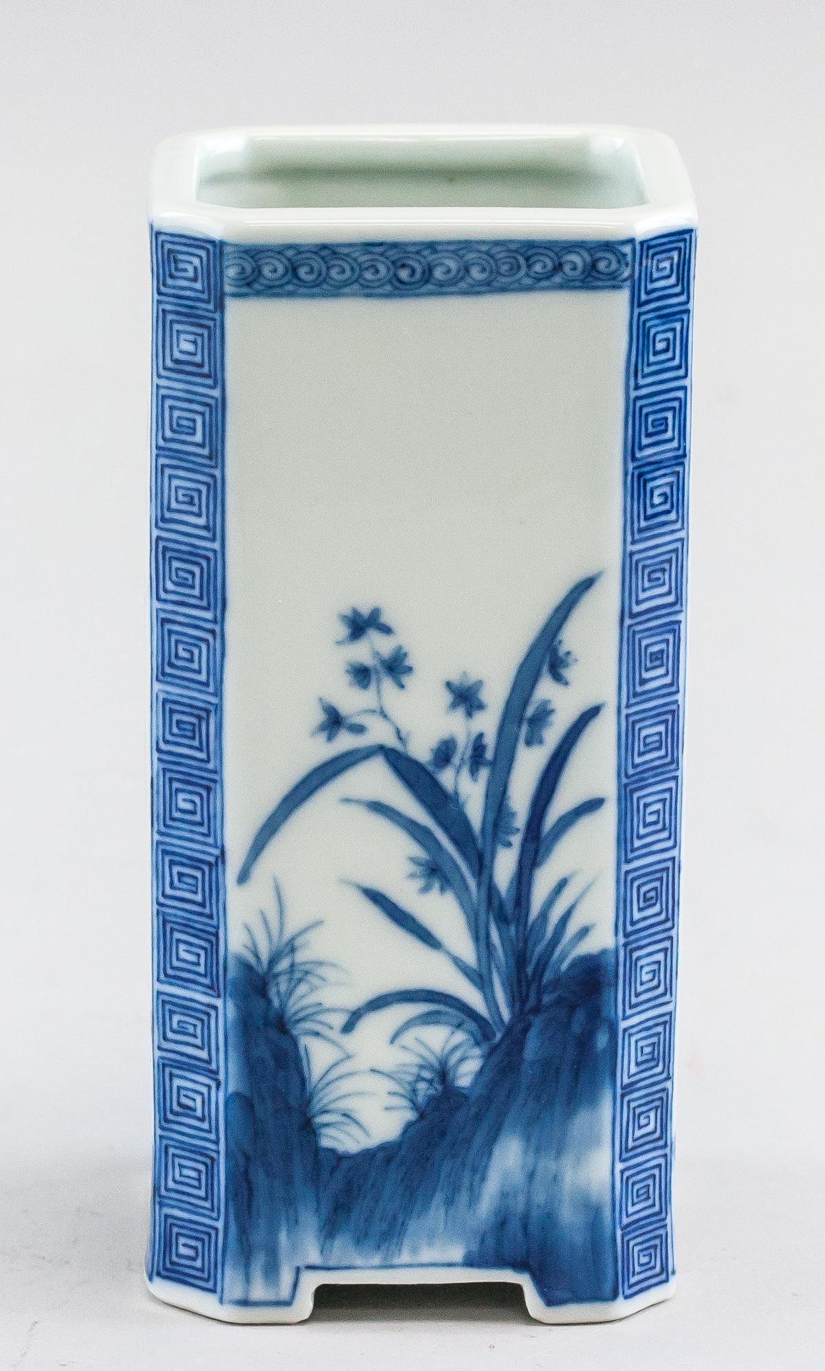 Chinese Blue and White Brushpot Qianlong MK (1 of 5)