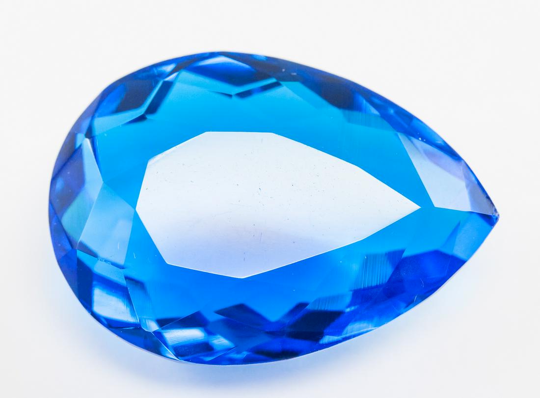 68.90ct Pear Cut Blue Tanzanite Gemstone GGL: One (1) 68.90 ct pear cut blue tanzanite. Origin: Tanzania. Accompanied with GGL certificate. 33.37 x 23.86 x 14.33 mm.