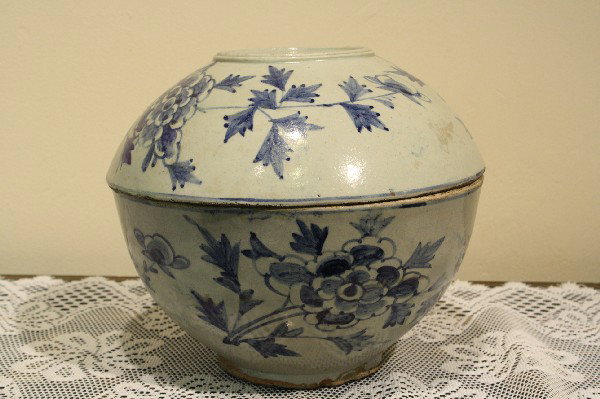 Antique Korean Chosun Dynasty blue and white bowl : Antique Korean Chosun Dynasty blue and white bowl with lid, very large, H: 8", D: 9 1/2"