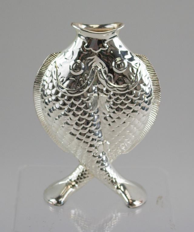 Silver-colored Fish Vase: Silver-colored fish vase. Of double-fish design. Vase: 14.5 x 10 cm, 976 grams. Box: 15 x 21.5 x 5 cm, 1144 grams total.