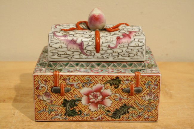 Chinese square porcelain jar with lid, Qing Long: Chinese square porcelain jar with lid, Qing Long mark, 5 X 5 1/2 X 4