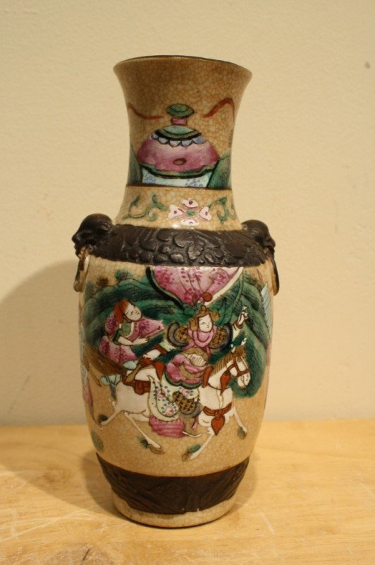 Chinese export porcelain vase brown Chenghua mark: Chinese export porcelain vase with scene of war, brown etched Chenghua mark on base, H: 8