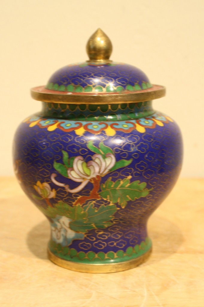 Japanese cloisonne jar with lid: Japanese cloisonne jar with lid, H: 4 1/2