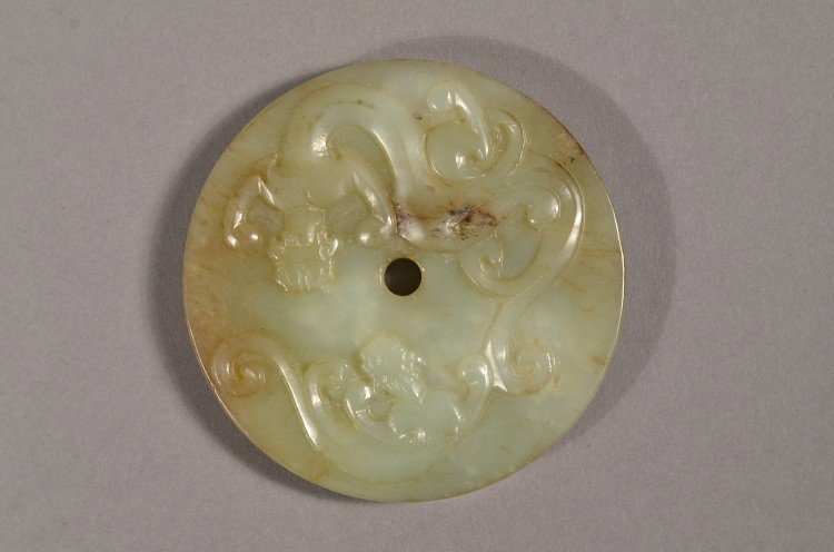 Chinese White Jade Bi Ritual Disc Chilong Dragon: Chinese dragon jade bi ritual disc; featuring Chilong dragons; light brown suffusions on outer edge; D: 6 cm, 37 grams