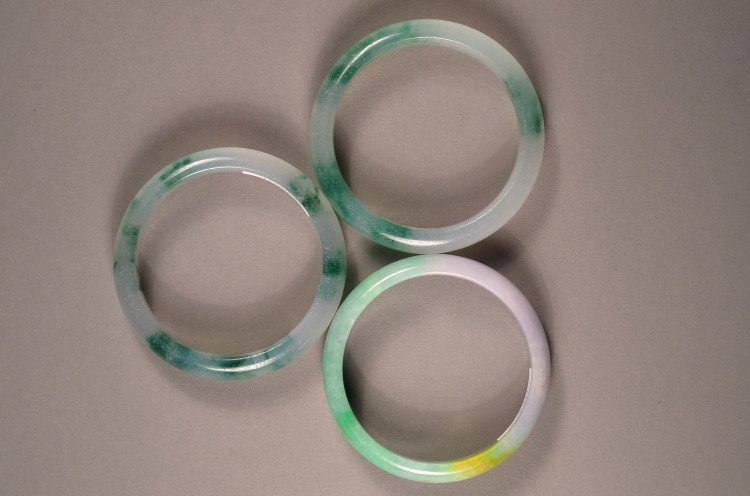 Set of 3: Jade Bangles: Set of three: Chinese jade bangles; D: 7.5 cm
