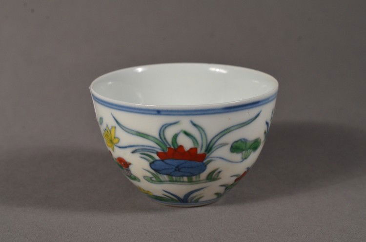 Chinese Doucai Tea Cup Ming Chenghua Mark: Chinese doucai enameled porcelain tea cup; featuring floral plants in vases; six-character Ming Chenghua Mark; D: 7 cm, H: 5 cm
