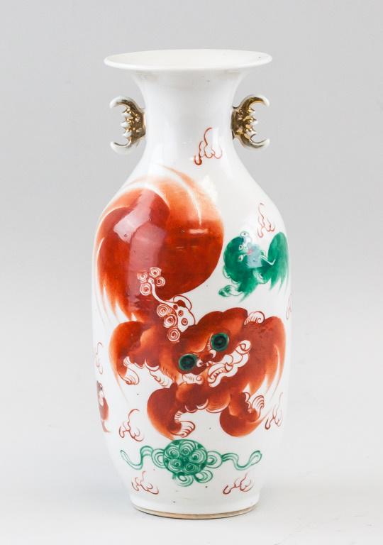 Chinese Porcelain Lion Vase Weitonghe Mark (1 of 5)