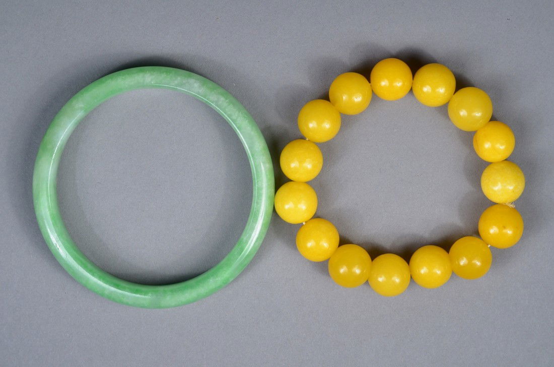 Set of 2: Chinese Jade Bangle & Bracelet: Set of two: Chinese carved green jade bangle; Chinese carved yellow jade bead bracelet; D: 8 cm (bracelet), D: 6 cm (bangle), 84 grams (total)