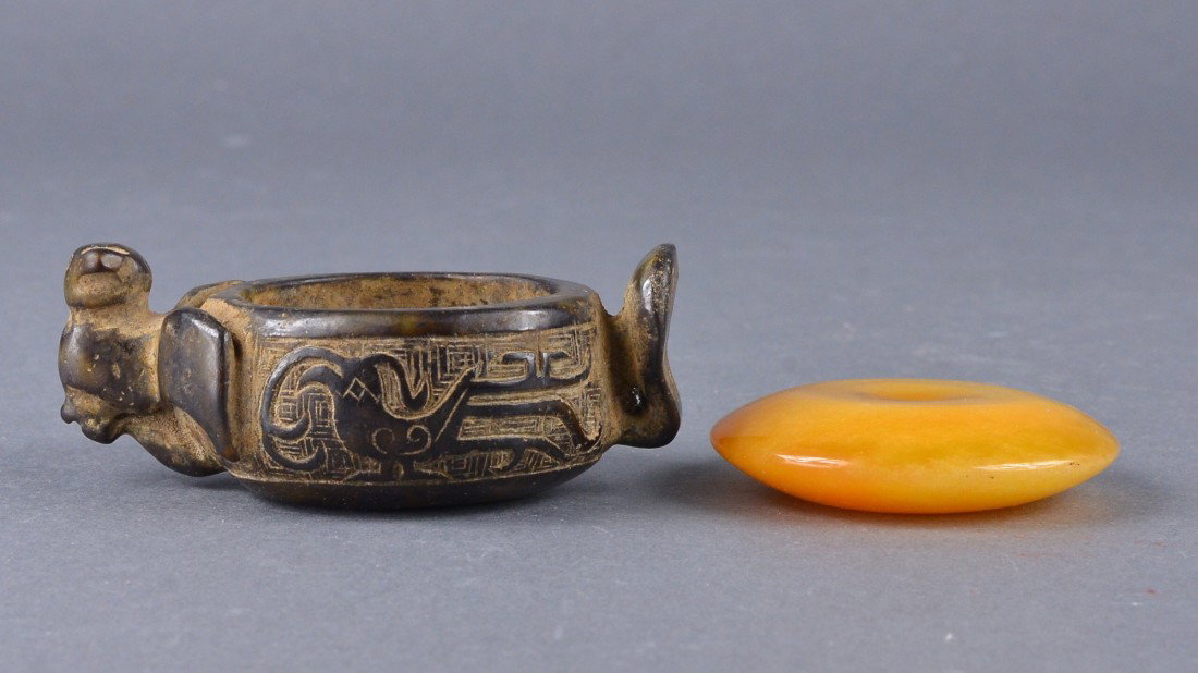 Chinese Jade Pieces: Pendant & Censer: Chinese jade pendant and jade censer with double handles; L: 8 cm, W: 5 cm, H: 3 cm, 88 grams (censer); D: 6 cm, 55 grams