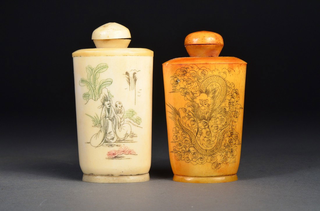 Set of 2 Ox Bone Carved Snuff Bottles: Set of two; Chinese ox bone carved snuff bottles; H: 9 cm (approx.)