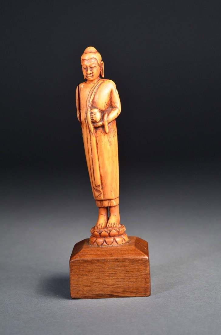 Chinese Ox Bone Carved Guanyin: Chinese ox bone carved figure of Guanyin; H: 12.5 cm, 52 grams
