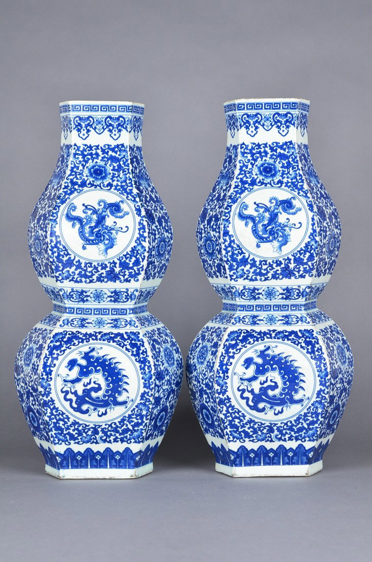 Chinese BW Double Gourd Vases Qianlong: Chinese blue and white porcelain vases; doubled gourd hexagonal form featuring chilong dragons on reserve of chrysanthemum spray borne on undulating scroll; six-character Qianlong Mark on base; H: 54 