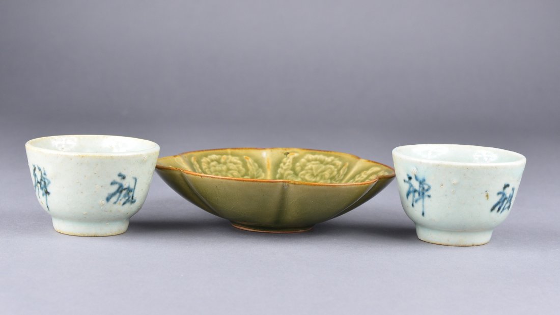 Set 3 Chinese Celadon Glazed Bowl & Cups: Set of three Chinese celadon glazed porcelain foliate-shaped bowl and pair of blue and white porcelain tea cups; D: 7 cm, H: 5 cm (cups); D 14 cm (bowl)