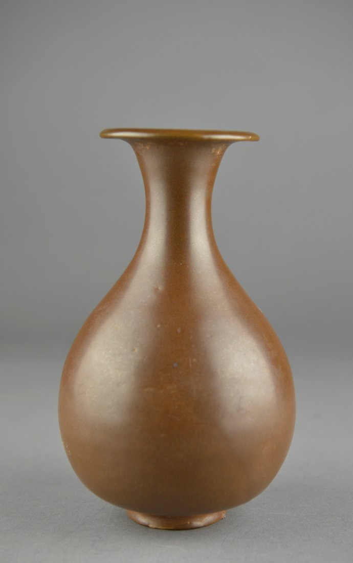 Chinese Yuan-Style Brown Glazed Porcelain Vase: Chinese Yuan-style porcelain Yuhuchunping vase; pear-shaped body underneath flared rim, supported on short foot rim; H: 18.5 cm, D: 11.5 cm; Provenance: Lui Collection, Toronto