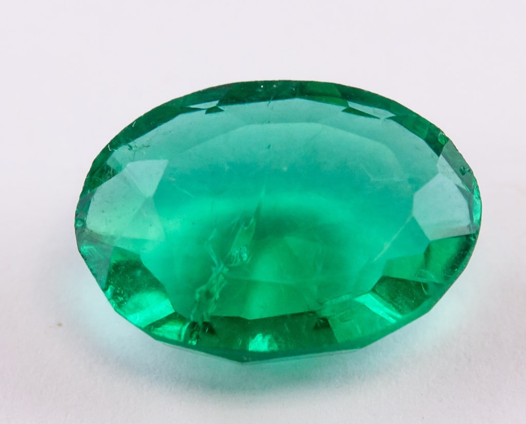 6.20ct Oval Cut Green Emerald Gemstone: One (1) 6.20 ct oval cut green color emerald gemstone. 14.07 x 10.20 x 5.01 mm, Density: 2.44. Accompanied with GGL certificate.