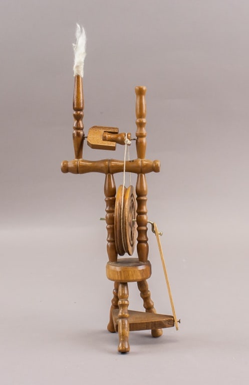 Vintage Miniature Wood Carved Spinning Wheel (1 of 9)