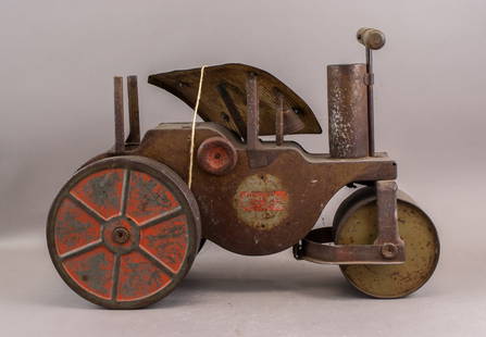 American 1920s Keystone Steel Steam Roller: This lot presents an American Keystone steel steam roller from the 1920s. This toy features a robust steel construction with large front wheels and a smaller rear roller, typical of a steamroller desi