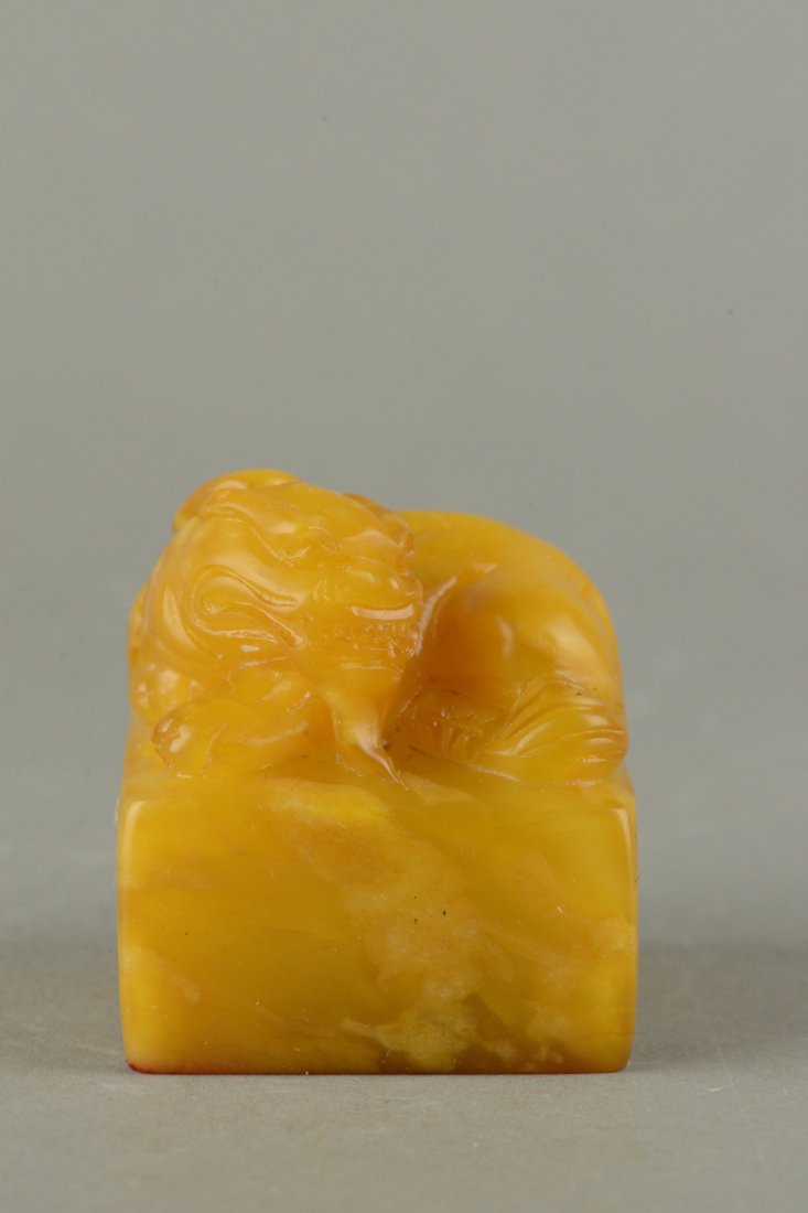 Chinese Tianhuang Stone Carved Chilong Seal: Chinese Tianhuang stone carved seal, of rectangular sectioned seal surmounted recumbent Chilong, Seal face reads Bai Yun Qian Li Wan Li. The stone of honey tone. H: 5.5 cm, W: 5 cm, L: 5 cm, 265 grams