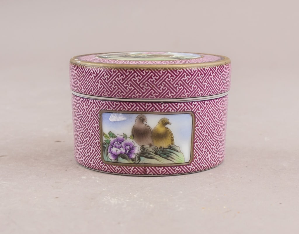 Chinese Porcelain Cosmetic Box Qianlong Mark (1 of 9)