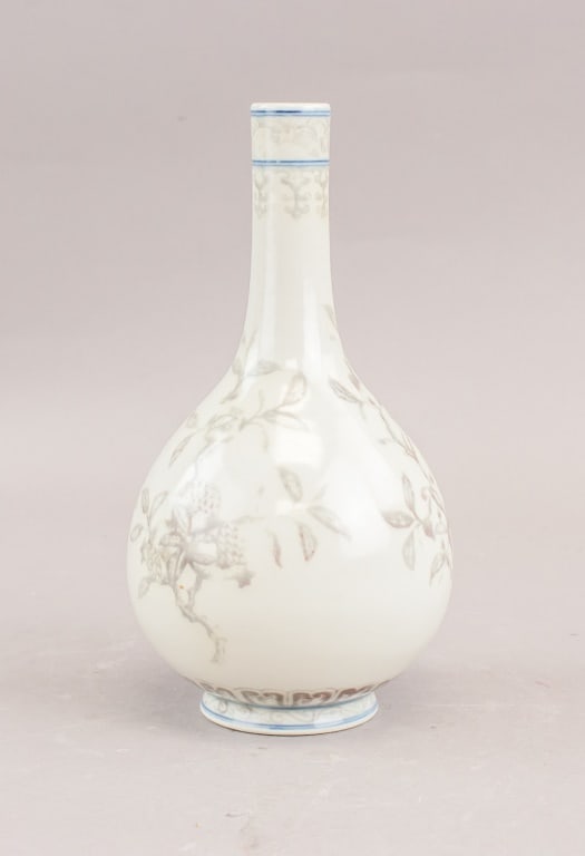 Chinese White Porcelain Vase Qianlong Mark (1 of 9)