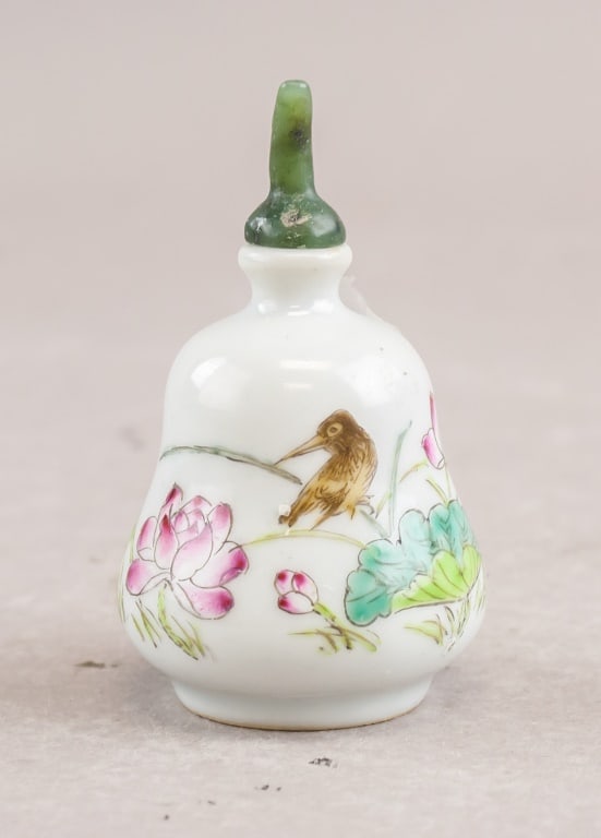 Chiense Famille Rose Peking Glass Snuff Bottle (1 of 9)