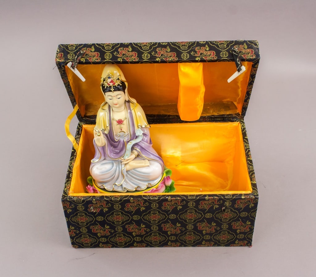 Chinese Famille Rose Porcelain Guanyin w/ Box (1 of 10)