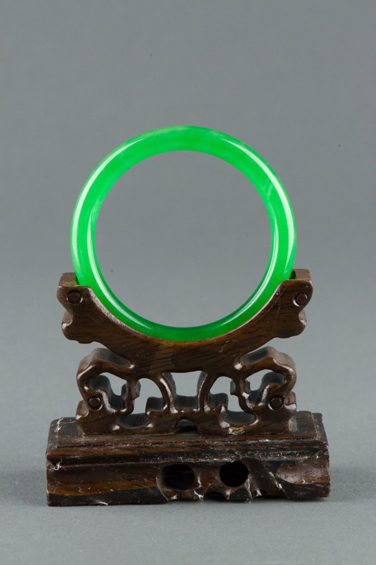 Important Chinese Emerald Green Jadeite Bangle