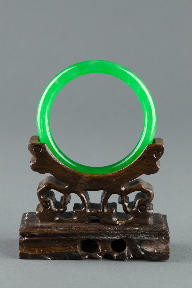 Important Chinese Emerald Green Jadeite Bangle - 2