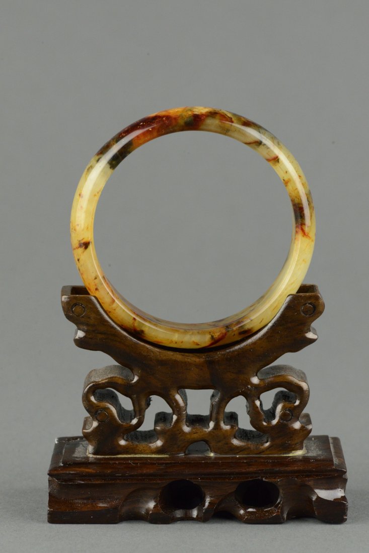 Charming Chinese Hardstone Carved Circular Bangle