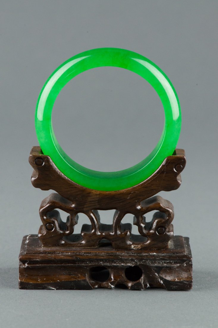 Exquisite Chinese Emerald Green Hardstone Bangle