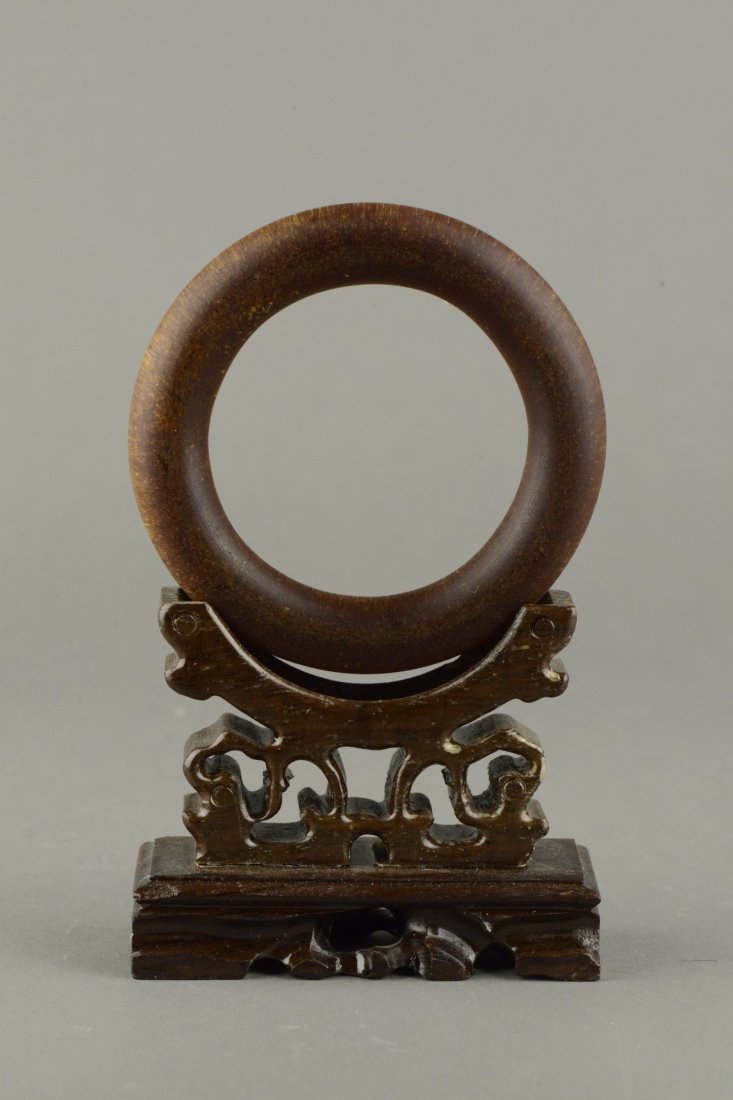 Charming Chinese Horn Carved Bangle: Charming Chinese horn carved circular bangle, of rich brown tone. Wooden stand not included. D: 8.7 cm, inner D: 5.8 cm, 50 grams.