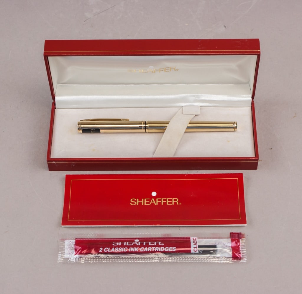 Old Sheaffer Targa Gold Electroplate Fountain Pen: Chinese Sheaffer Targa gold electroplate fountain pen presented in its original red and white fitted case, the pen finished in a polished gold-tone electroplated surface with matching clip and trim, a