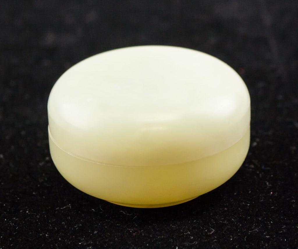 Chinese Fine Yellow Jade Carved Round Box: Chinese fine yellow jade carved round box, featuring a smooth and polished surface with intricate carvings. The box includes a fitted lid and showcases the natural pale yellow hue of the jade, reflect